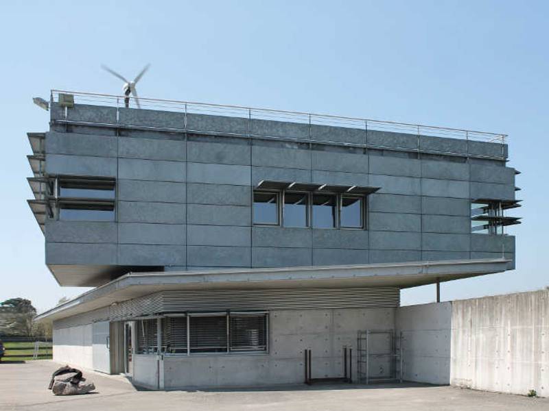 Feuerverzinkte Fassade der Betriebszentrale des Rheinpolders Söllingen-Greffern