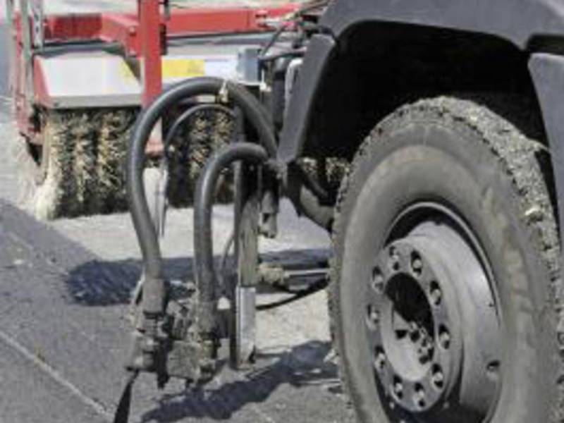 Mercedes-Benz Unimog verstärkt in der Straßensanierung und im Radwegbau