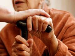 Studie: Jeder Fünfte offen für ehrenamtliche Pflege