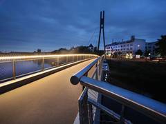 Hess beleuchtet neue Molenbrücke in Dresden