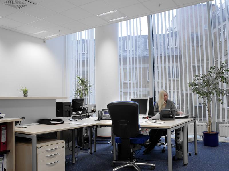 Einbauleuchte UEX LED von Regiolux: Im Office auf Nummer sicher