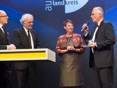 Plusenergieschule erhält Deutschlands bedeutendsten Architekturpreis für nachhaltiges Bauen