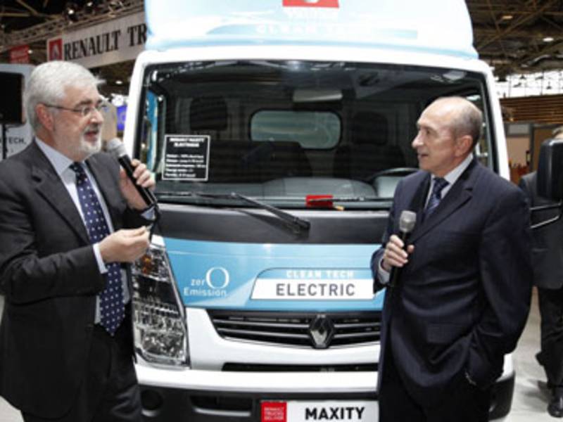 Renault Trucks-Chef überreicht dem Bürgermeister von Lyon, Gérard Collomb, die Schlüssel eines Maxity Elektro