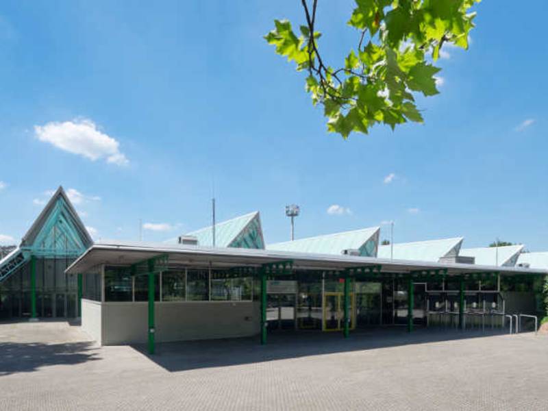 JET-Gruppe unterstützt Sanierung des „Glaspalastes Sindelfingen“ mit umfangreichen Tageslichtelement