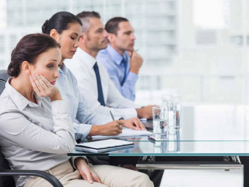 Langeweile statt Ideen: Mitarbeiter halten Meetings für Zeitverschwendung